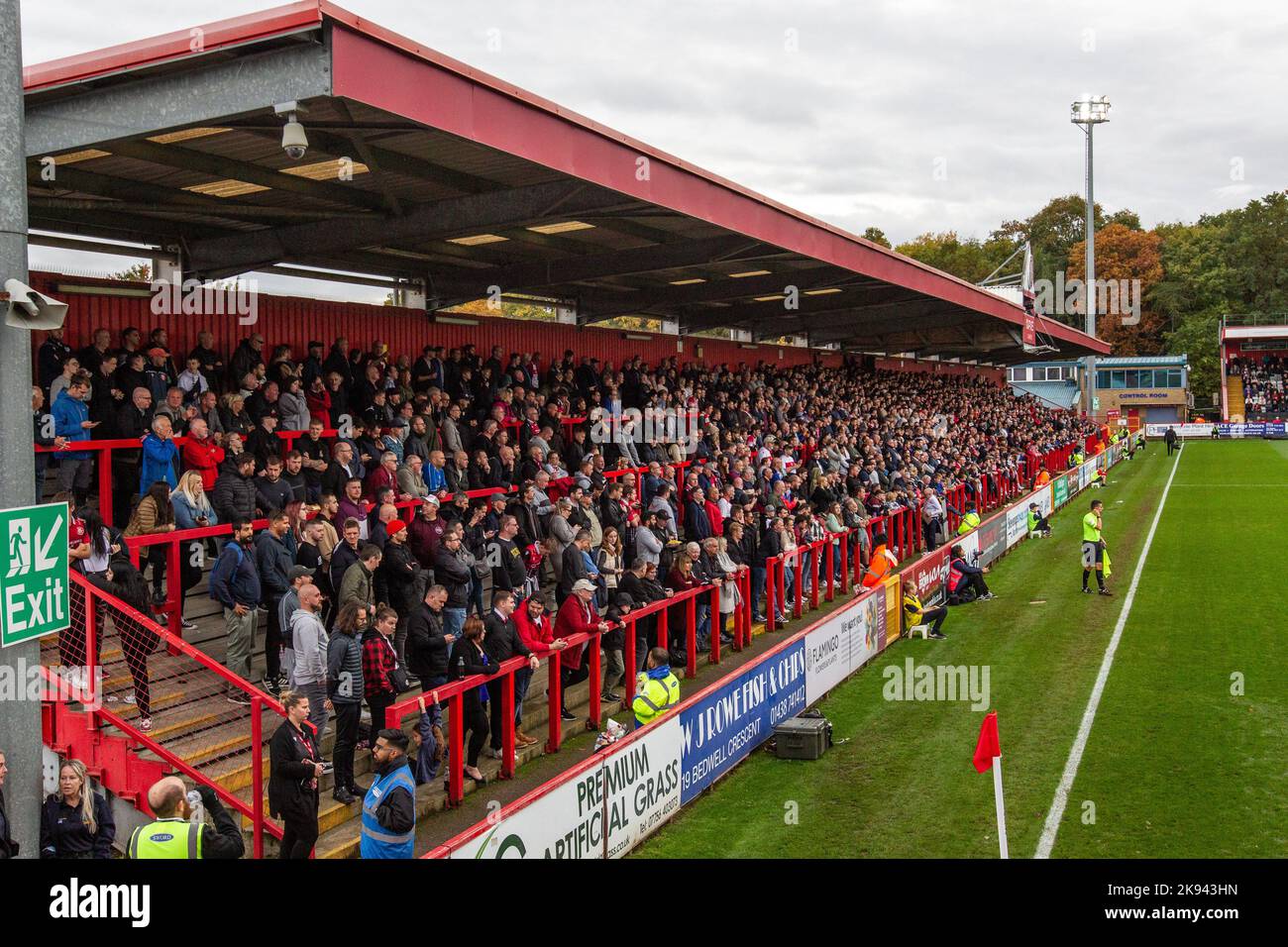 Les fans de football debout à regarder le match sur East Terrace, Lamex Stadium. Stade du club de football de Stevenage Banque D'Images