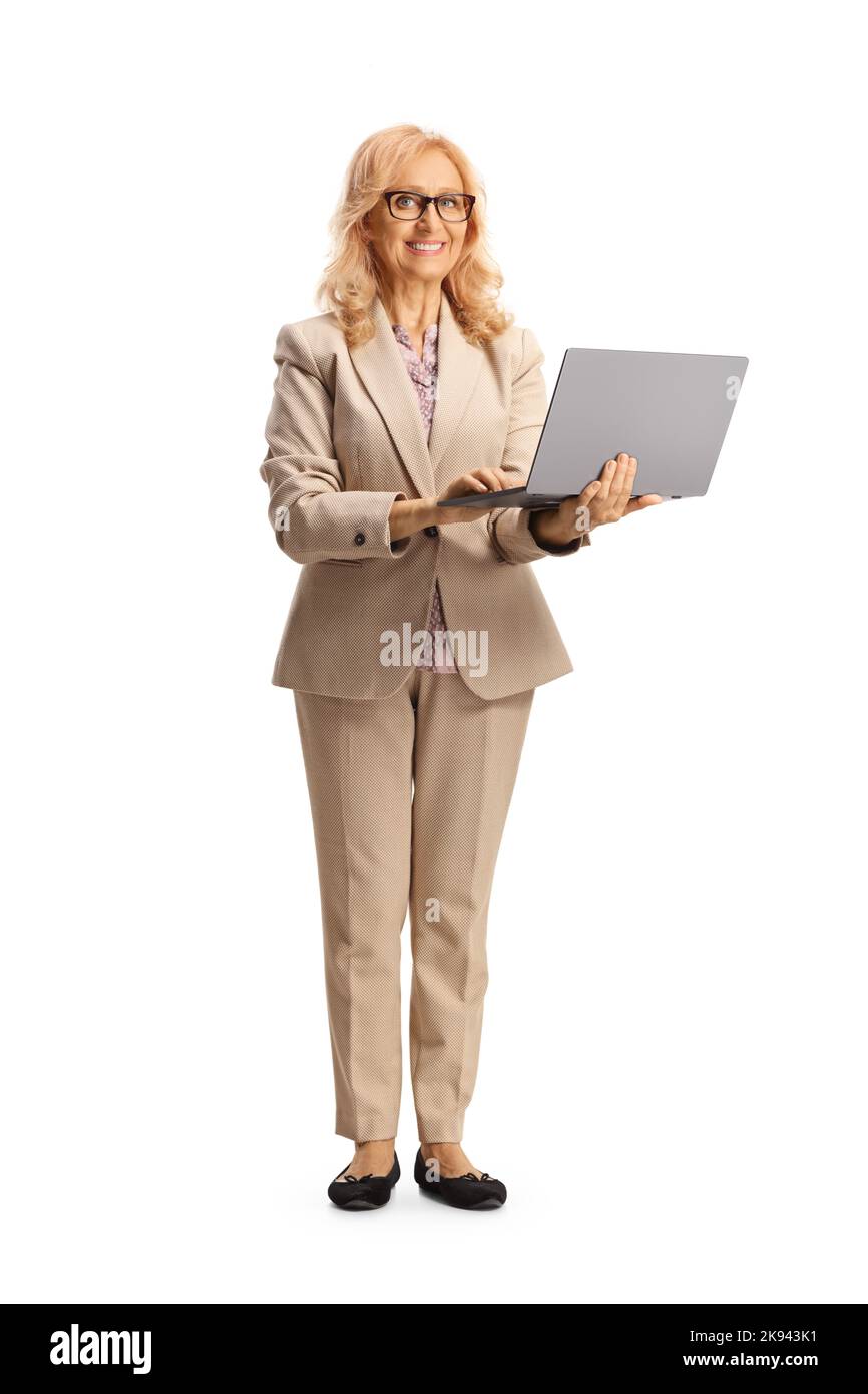 Portrait complet d'une femme professionnelle mûre debout et tenant un ordinateur portable isolé sur fond blanc Banque D'Images
