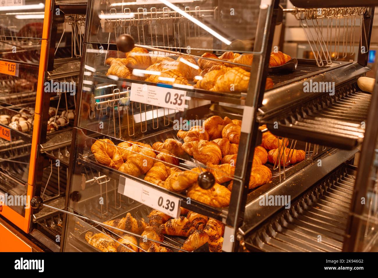 Croissants frais sur le comptoir des desserts dans une pâtisserie européenne. Barcelone, ​​Spain Banque D'Images