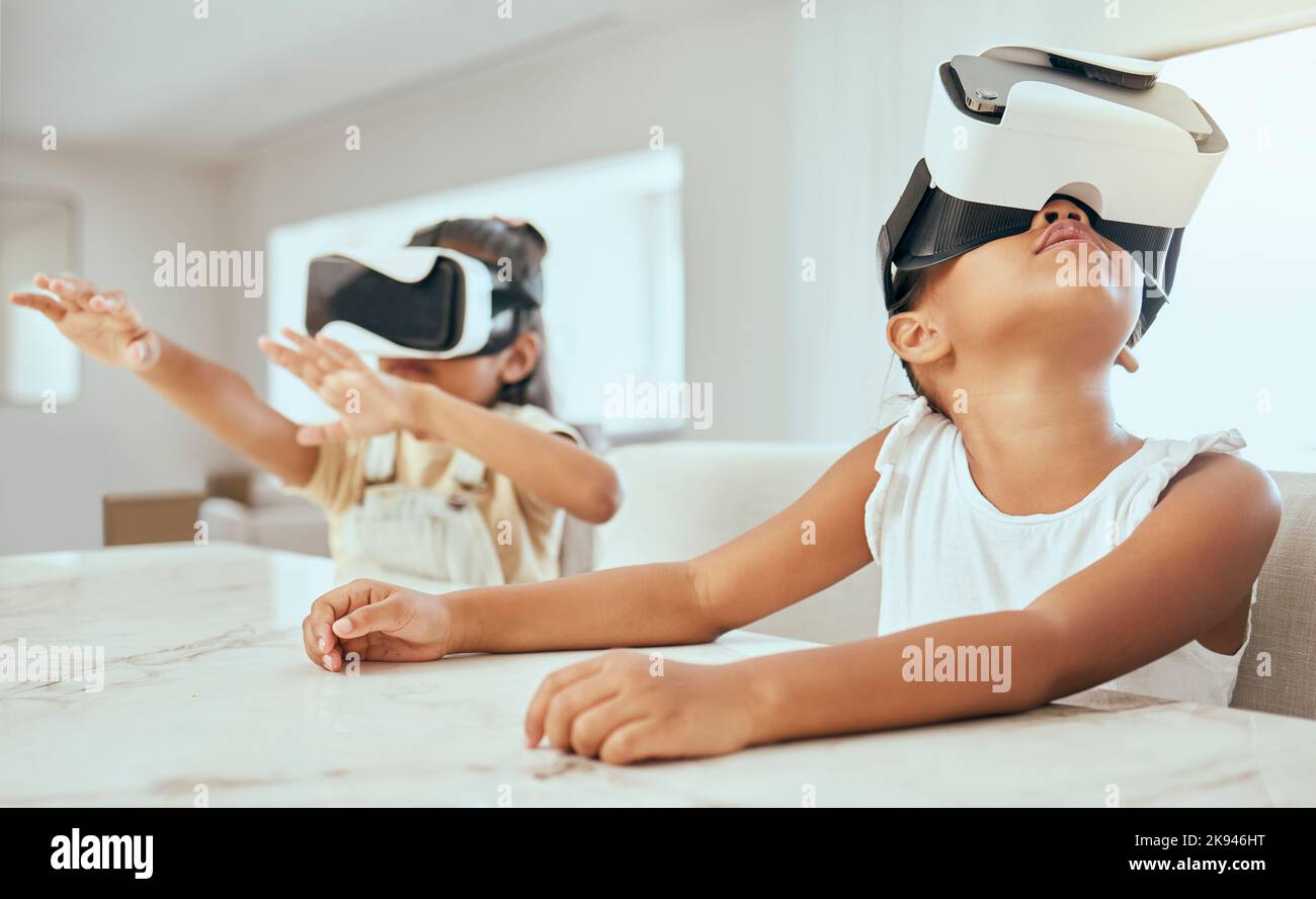VR, la technologie et les enfants dans leur maison, jouant avec le casque sur les vidéos en streaming, les jeux et le métaverse ux. Tech, 3D et les enfants avec la réalité virtuelle Banque D'Images