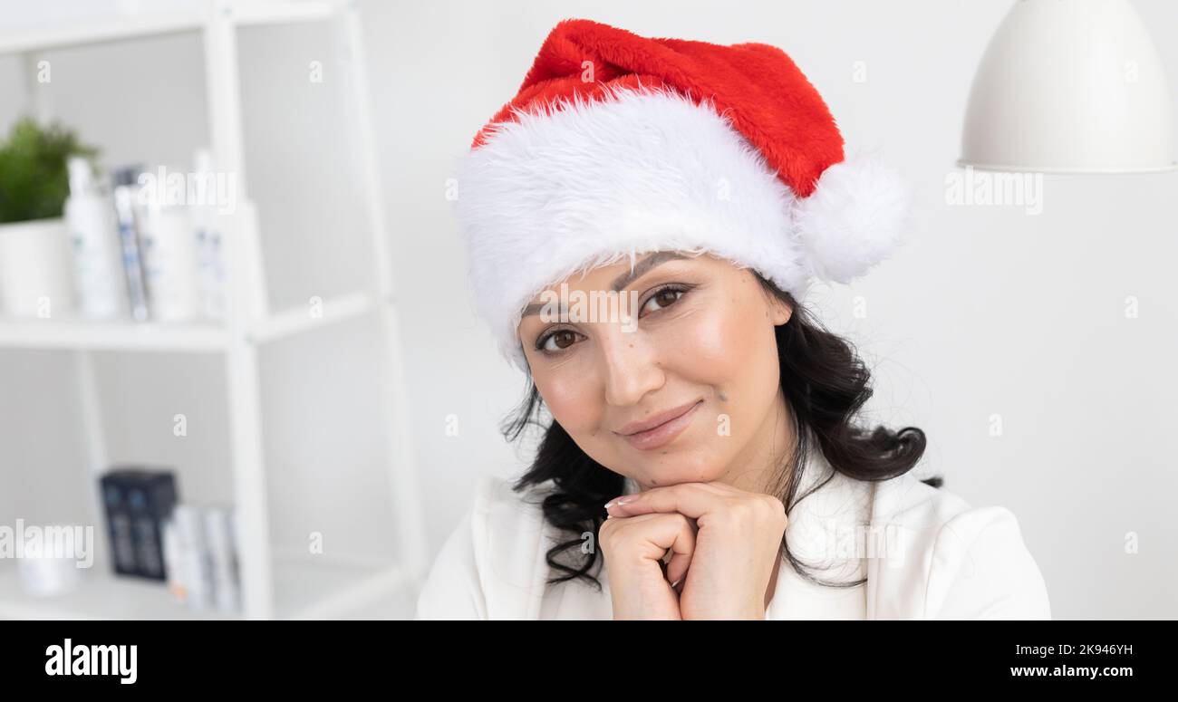 Bannière réussie jeune femme porte noël chapeau de santa sur le fond beauté bureau copie espace et vide lieu pour le texte. Portrait professionnel Banque D'Images