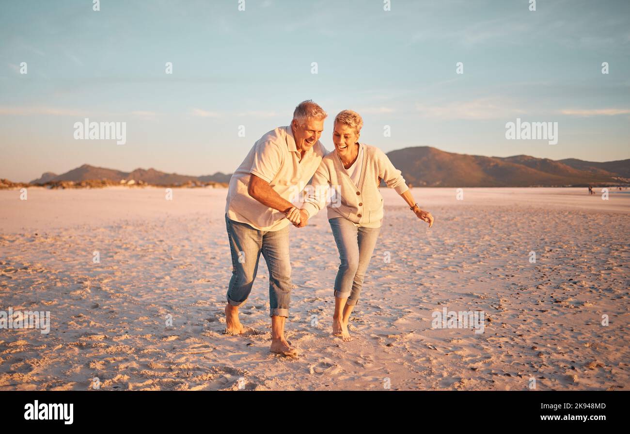Retraite, couple senior et amour être sur la plage, sable et marche être heureux, sourire et se détendre ensemble. Romantique, homme mature et femme âgée Banque D'Images