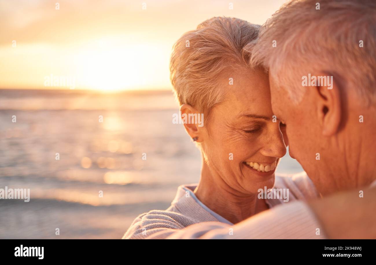Couple de retraite, coucher de soleil et plage, câlin et amour sur les vacances d'été, vacances sur l'océan et la nature par maquette. Homme, femme ou personne heureux, souriant et âgé Banque D'Images