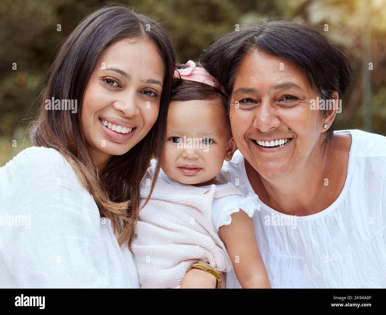 Mère, bébé et famille se liant à l'extérieur avec un sourire, l'amour et les soins dans un parc naturel. Portrait des générations de femmes, mama et femme âgée tenant un Banque D'Images