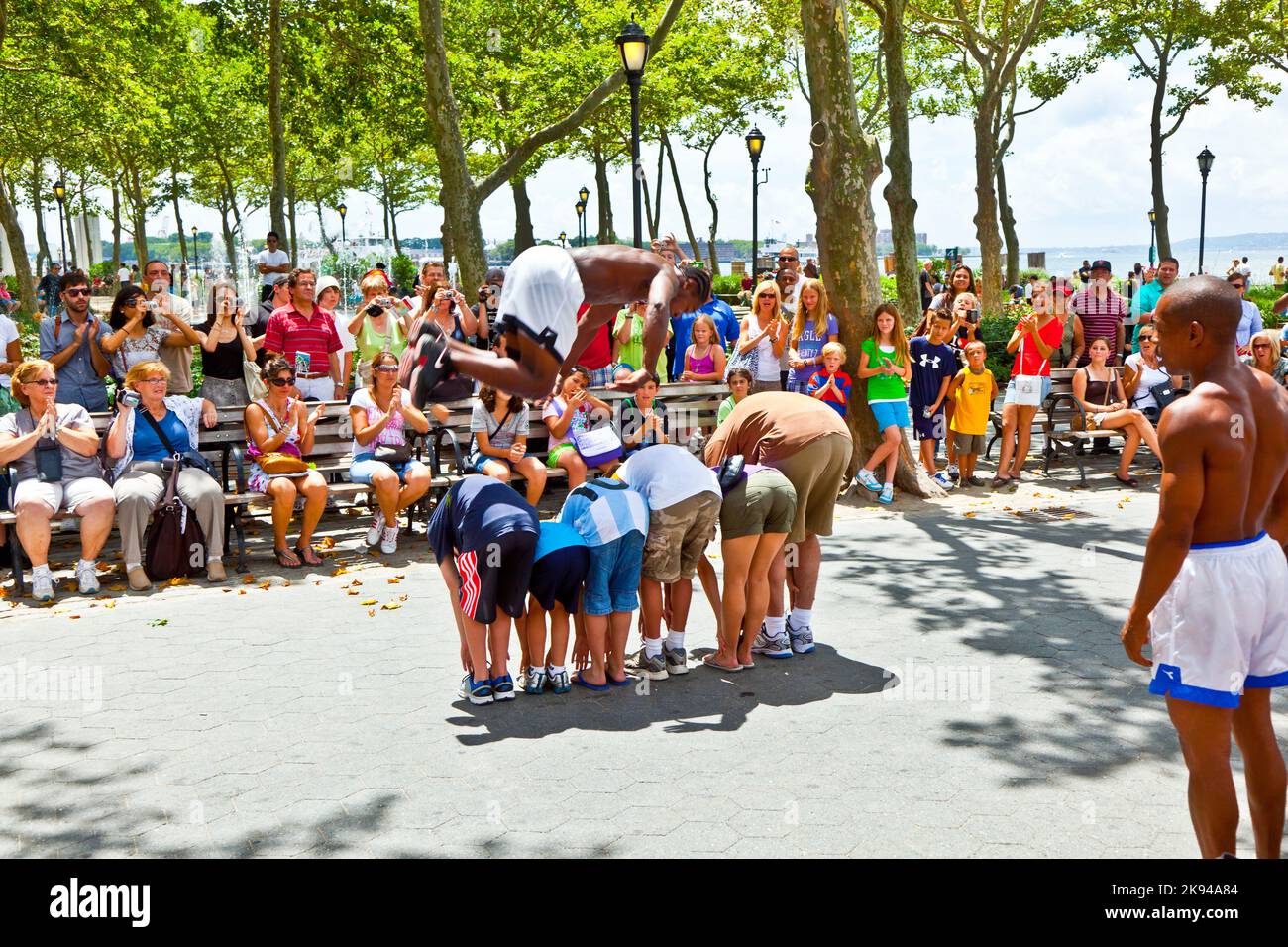 New York, Etats-Unis - 9 juillet 2010: Représentation de rue dans Battery Park à New York. Les Noirs montrent la gymnastique et le breakdance et demandent un don Banque D'Images