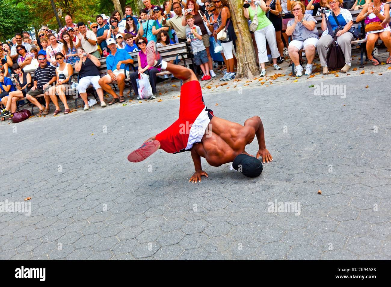 NEW YORK - 09 JUILLET : représentation de rue à Battery Park sur 09 juillet 2011 à New York. Les Noirs montrent la gymnastique et la breakdance et demandent Banque D'Images