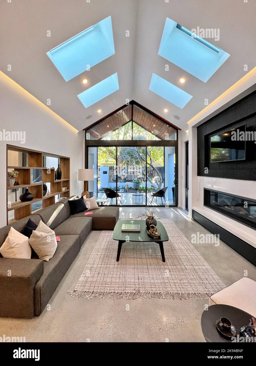 Cette chambre moderne dispose d''une table sur la moquette, d''étagères à  livres, d''un plafond en verre et d''un balcon en verre Photo Stock - Alamy