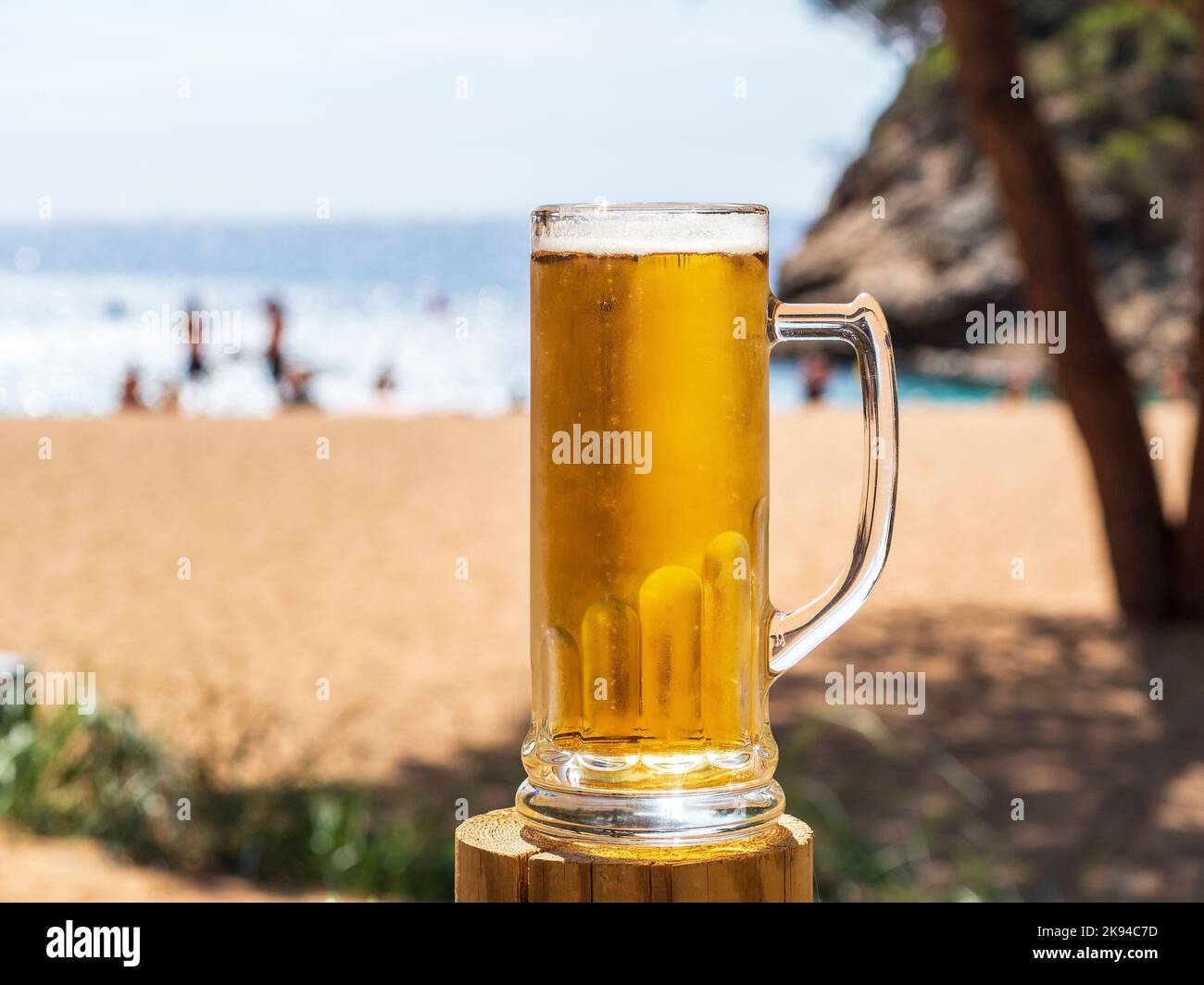 Pichet de bière sur une plage de la Costa Brava, Gérone, Espagne Banque D'Images