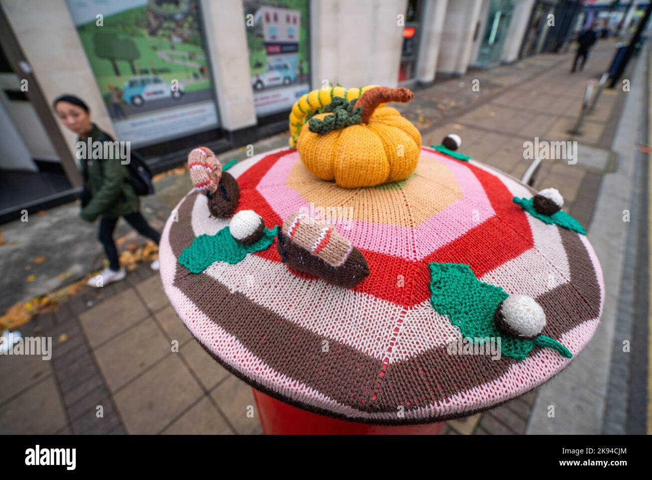 Londres, Royaume-Uni. 26 octobre 2022 . Une boîte postale décorée dans le centre-ville de Wimbledon, dans le sud-ouest de Londres, avec un topper tricoté sur le thème de l'Halloween et une citrouille crochetée. Credit: amer ghazzal / Alamy Live News Banque D'Images