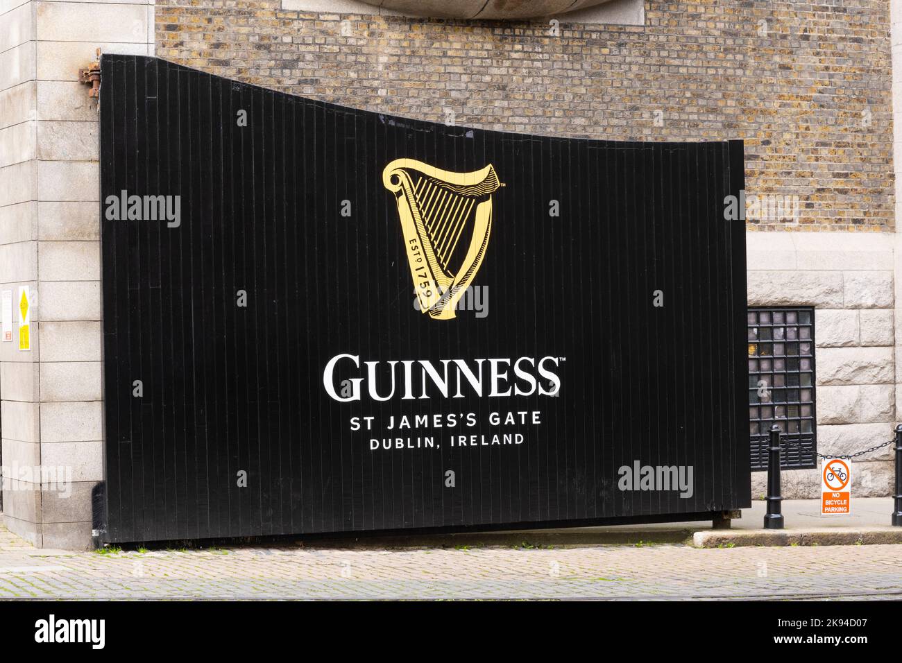 Irlande Eire Dublin St Jamen's Gate Guinness Storehouse bière stout porter Black ALE construit en 1904 a commencé 1759 entrée emblématique de la porte St James's aux œuvres Banque D'Images
