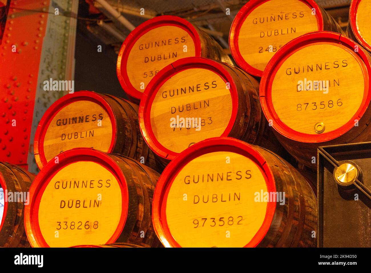 Irlande Eire Dublin St Jamen's Gate Guinness Storehouse bière stout porter noir ALE construit en 1904 a commencé 1759 pile de barils en bois numérotés Banque D'Images