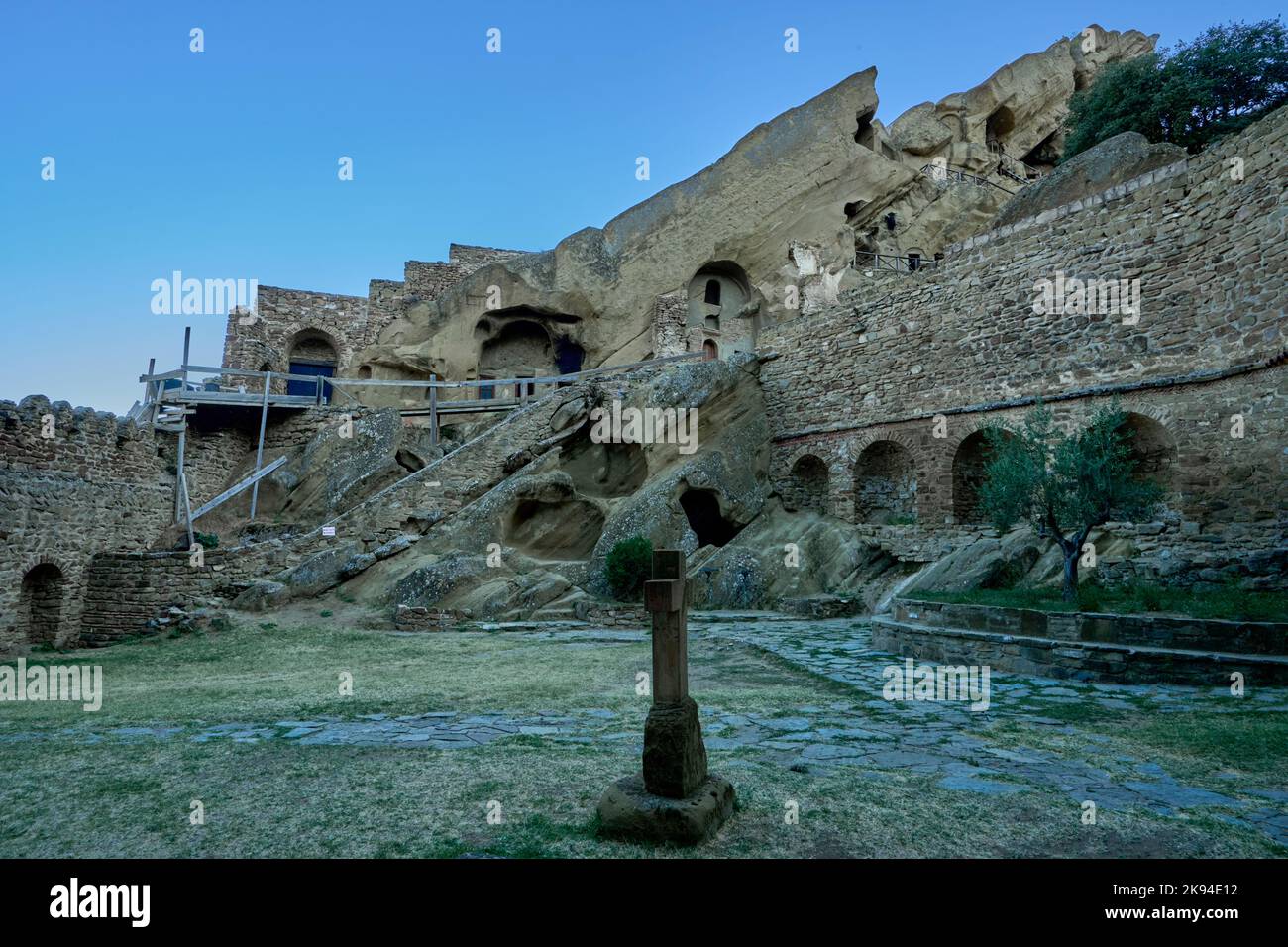 Mönchszellen, Innenhof der Klosteranlage Dawit Garedscha, David Gareja, Höhlenkloster am Berg Udabno, Kachetien, Georgien Banque D'Images