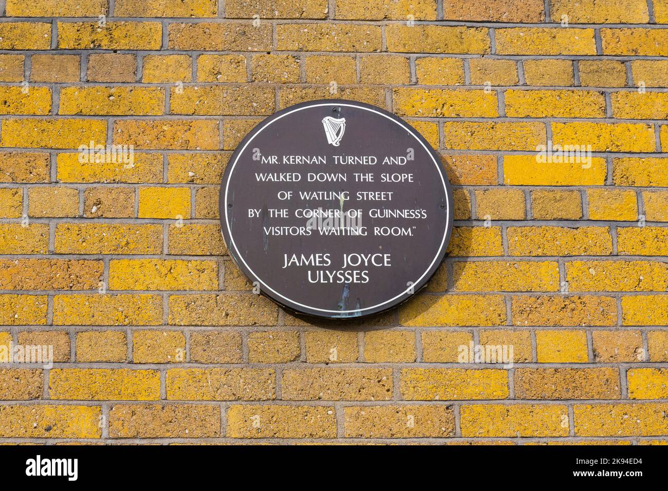 Irlande Eire plaque de Dublin James Joyce Ulysses - M. Kernan a tourné et a marché le long de la pente de Watling Street à côté de la salle d'attente Corner of Guinness Banque D'Images