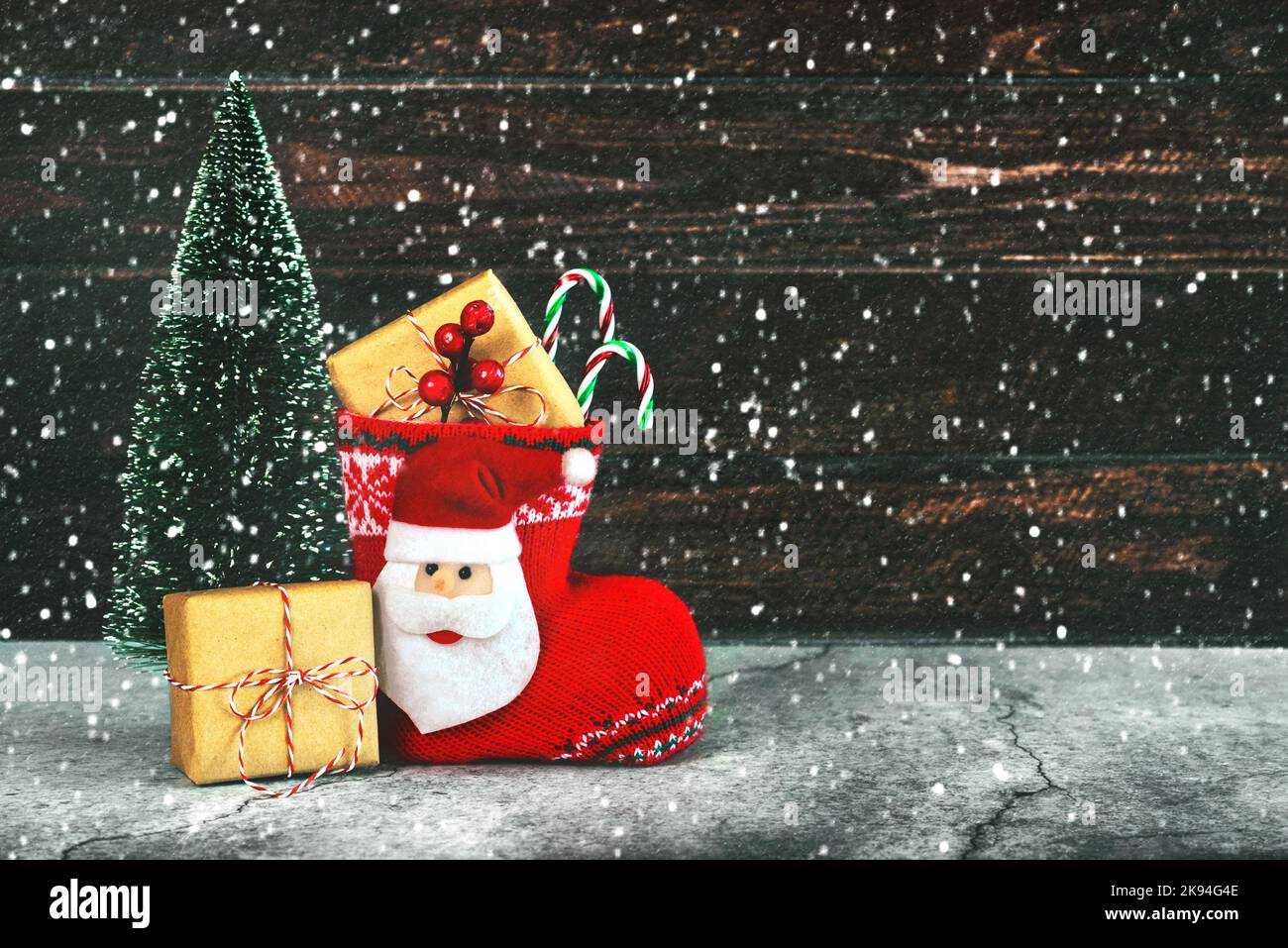Joyeux Noël. Bas de Noël avec décoration de Noël, flocons de neige et espace de copie. Arrière-plan du concept de Noël Banque D'Images