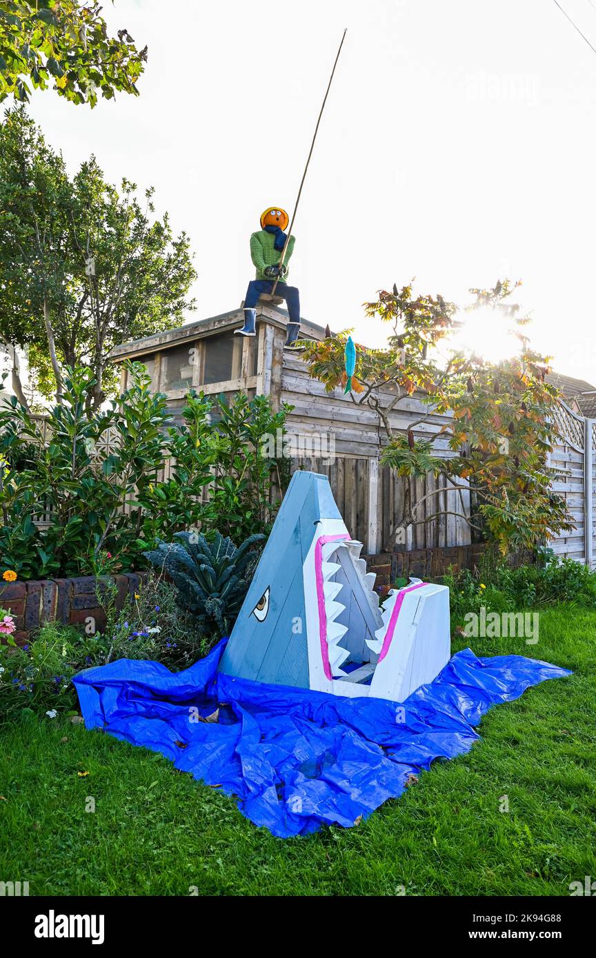 Worthing UK 26th octobre 2022 - Jaws est apparu à l'extérieur d'une maison dans le village de Ferring près de Worthing dans le cadre de leur festival annuel de Scarecrow . Plus de 70 arnaque devraient apparaître dans tout le village au cours de la semaine : Credit Simon Dack / Alamy Live News Banque D'Images