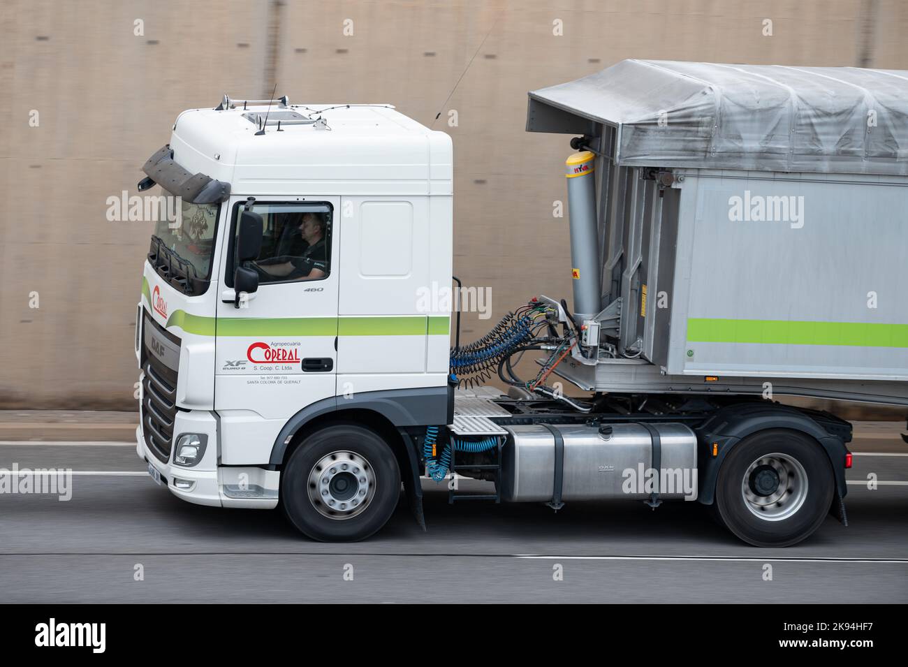 Un camion DAF XF blanc chargeant une remorque à conteneurs blanche le long de Ronda Litoral de Barcelone Banque D'Images