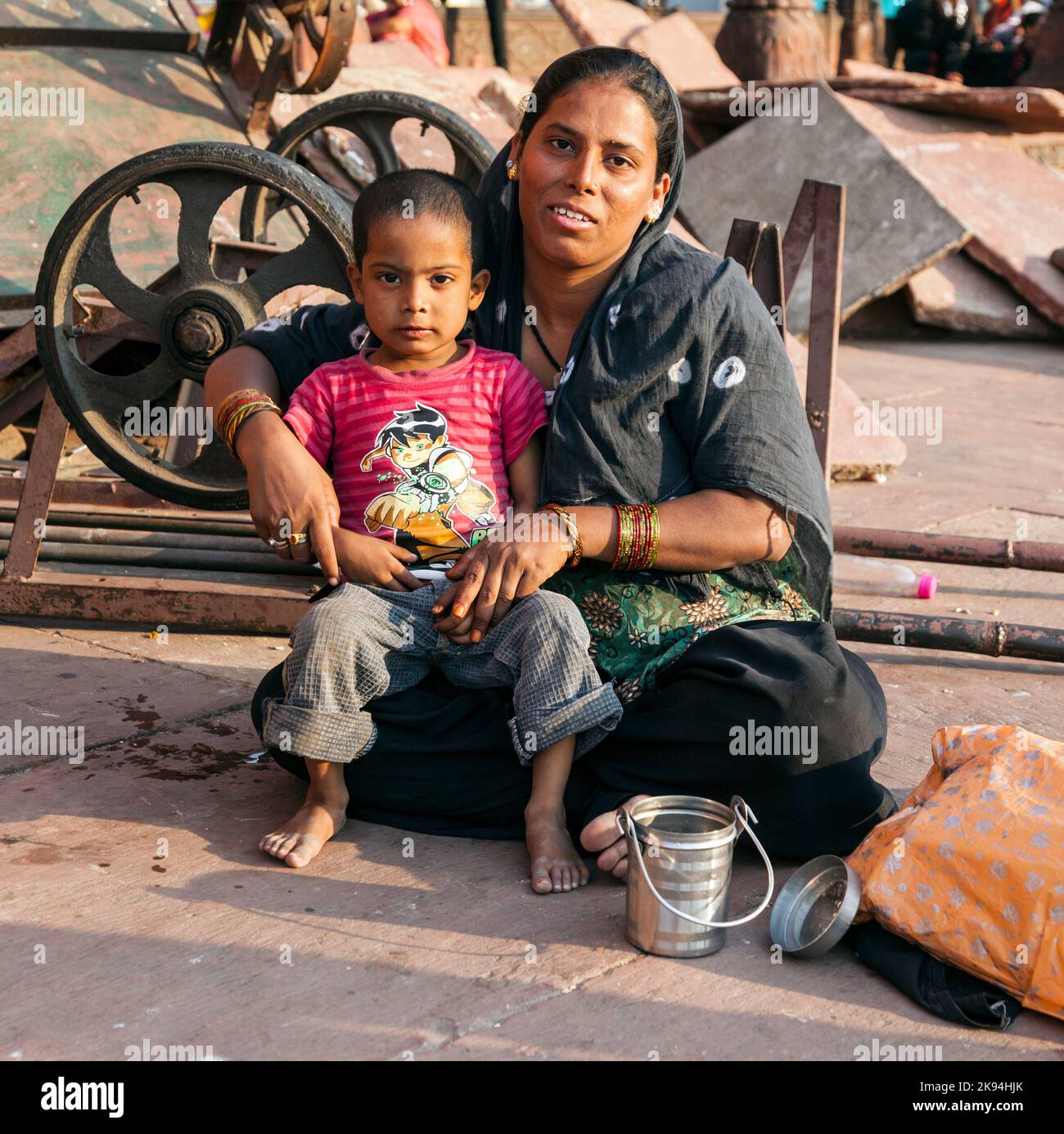 DELHI, INDE - NOVEMBRE 8 : la mère avec enfant repose sur la cour de la mosquée Jama Masjid à Delhi le 8,2011 novembre. JAMA Masjid est la principale mosquée d'OL Banque D'Images