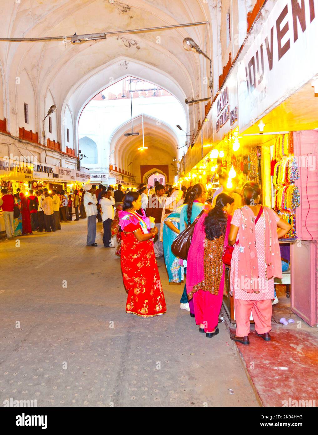 DELHI, INDE - NOV 11: Les gens magasinent à l'intérieur du bazar dans le fort rouge sur 11 novembre, 2011 à Delhi, Inde. Meena Bazar, construit par Mukarrat Khan 300 yea Banque D'Images