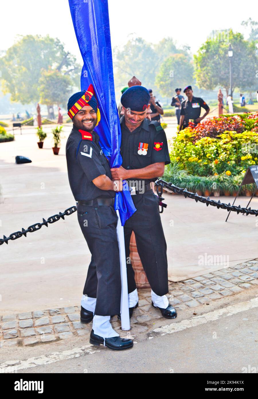 NEW DELHI - INDE, NOVEMBRE 18 : les soldats élèvent le drapeau au monument de la porte de l'Inde à 18 novembre, 2011, à Delhi, Inde. La porte de l'Inde a été érigée en 1921 par Edwin Banque D'Images