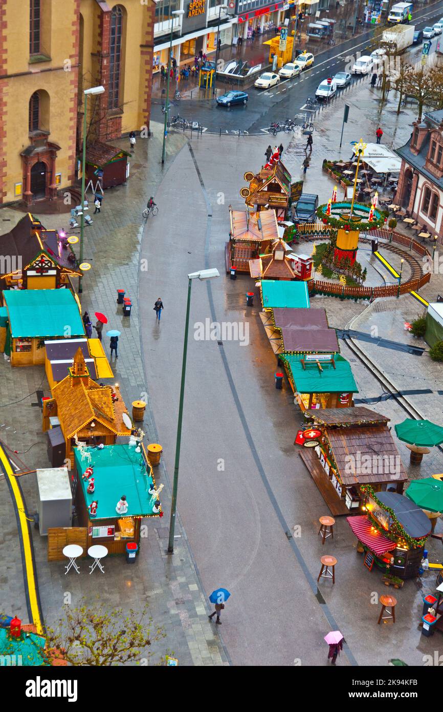 FRANCFORT - DÉCEMBRE 16: Vue sur le marché de noël à Hauptwache par temps pluvieux le 16 DÉCEMBRE 2011 Francfort, Allemagne. La première maison de garde était ina Banque D'Images FRANCFORT - DÉCEMBRE 16: Vue sur le marché de noël à Hauptwache par temps pluvieux le 16 DÉCEMBRE 2011 Francfort, Allemagne. La première maison de garde était ina Banque D'Images