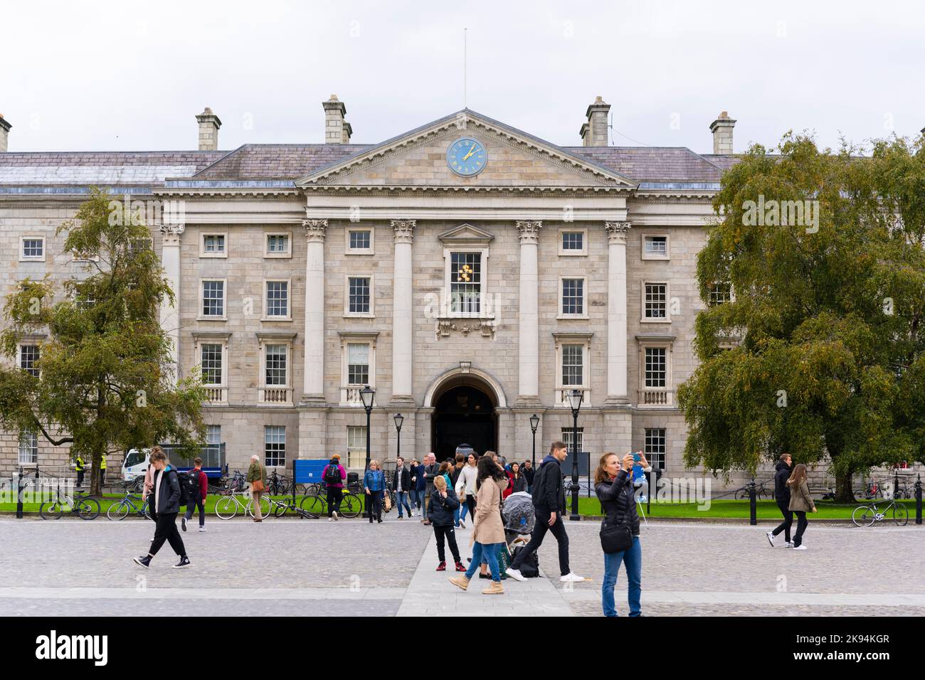 Irlande Eire Dublin Trinity College université Parlement Square Regent House entrée principale construite en 1837 utilisée pour les réunions lieu d'événements location privée Banque D'Images