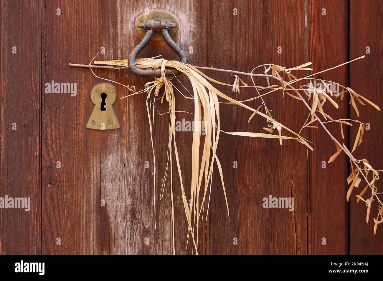 Porte en bois décorée avec serrure vintage. Ancien détail de l'entrée principale Banque D'Images