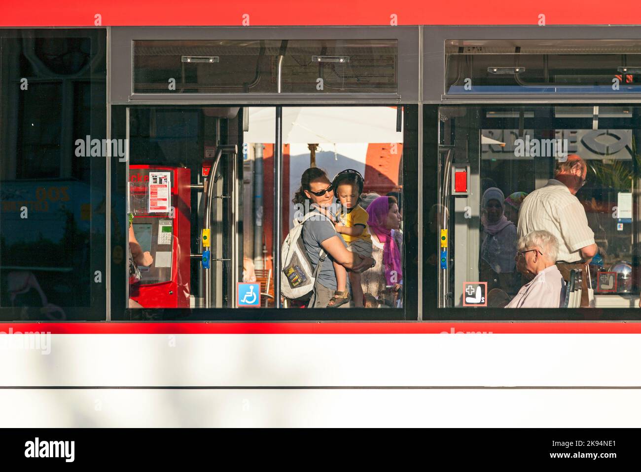 ERFURT, ALLEMAGNE - 26 MAI : personnes dans un bus public sur 26 mai 2012 à Erfurt, Allemagne. Le vaste réseau de transports en commun d'Erfurt - gagnant de l'Europ Banque D'Images