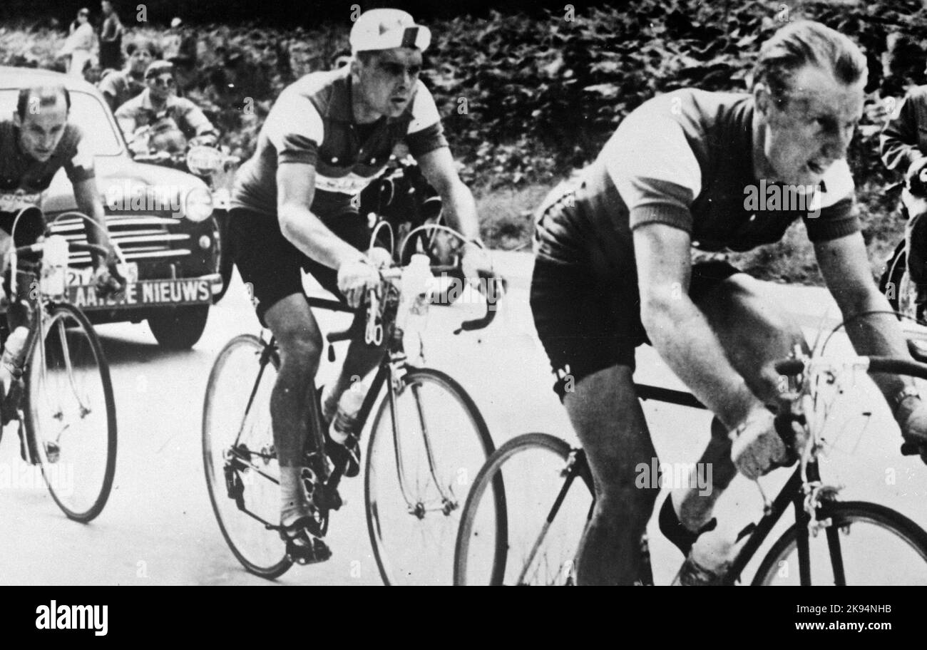 Photo du dossier datée du 06-07-1956 de Brian Robinson (à droite), le premier Britannique à remporter une étape du Tour de France, décédé à l'âge de 91 ans. Date de publication : mercredi 26 octobre 2022. Banque D'Images