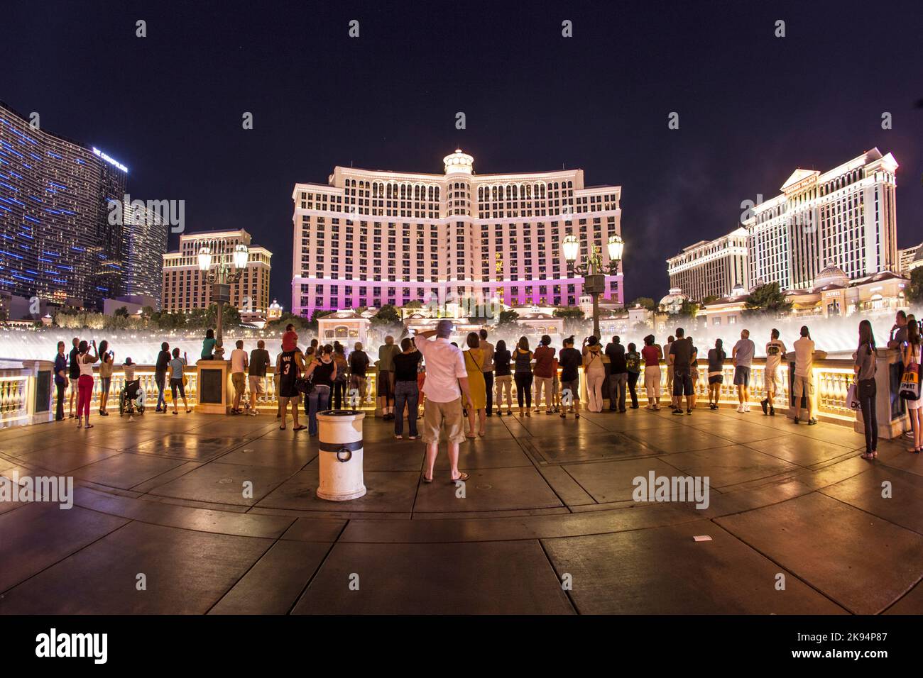 LAS VEGAS - 15 JUIN : Casino de l'hôtel Las Vegas Bellagio, avec son spectacle de fontaine de renommée mondiale, la nuit avec des fontaines sur 15 juin 2012 à Las VE Banque D'Images