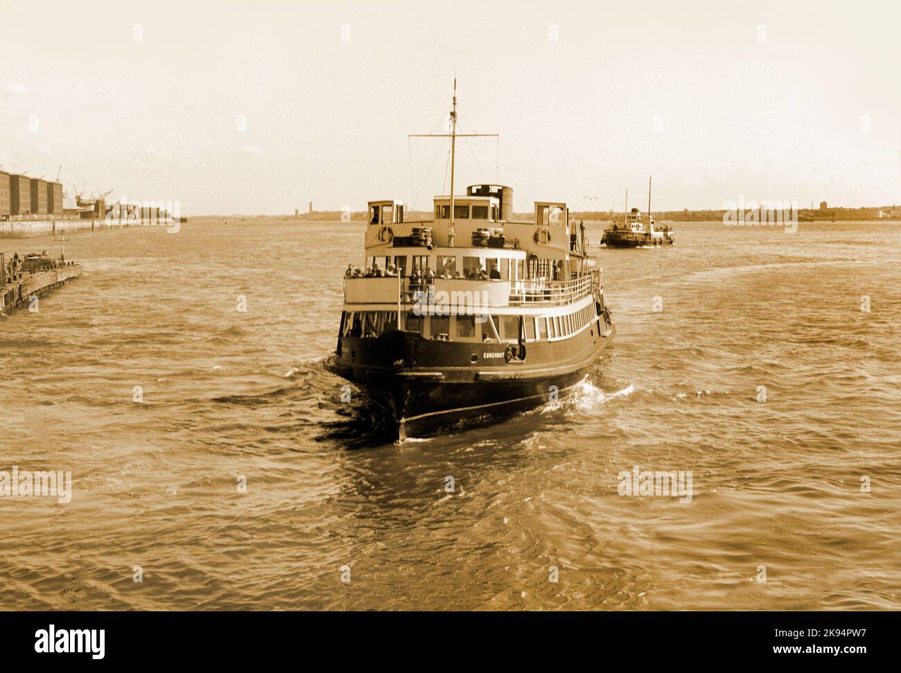 Vintage Liverpool 1968, deux ferries l'un est le ferry d'Egremont qui navigue sur la rivière Mersey. Image sépia, effet gros grain. Banque D'Images