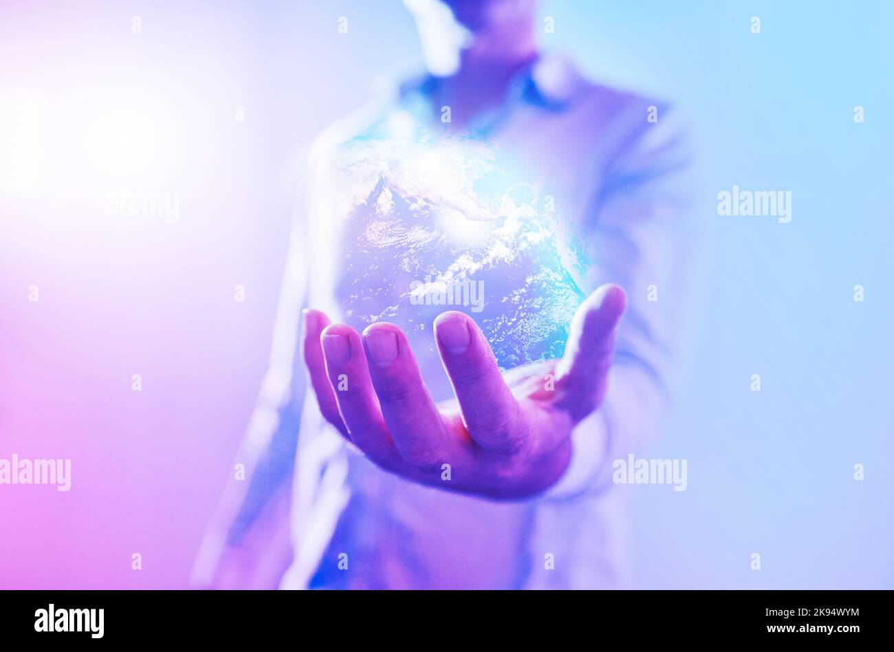 Hologramme de planète, globe numérique et main de l'homme pour la technologie futuriste de réseau de connexion mondial 5g avec icône de la terre. Carte spatiale du futur, innovante Banque D'Images