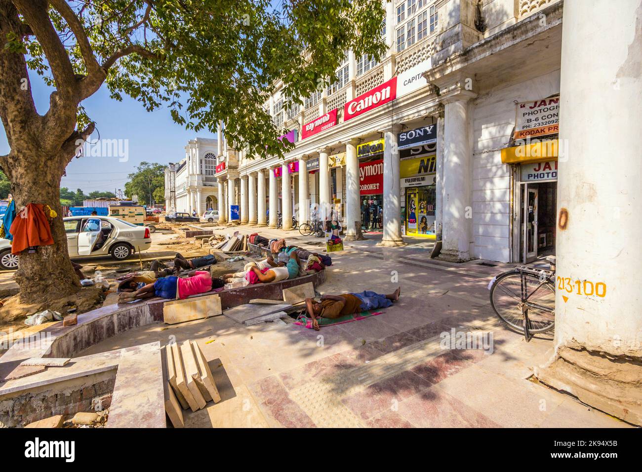 DELHI, INDE - NOVEMBRE 16 : ouvrier de la construction à Connaught place le 16,2012 novembre à Delhi, Inde. Ils dorment dans une pause de travail à midi dans la rue Banque D'Images