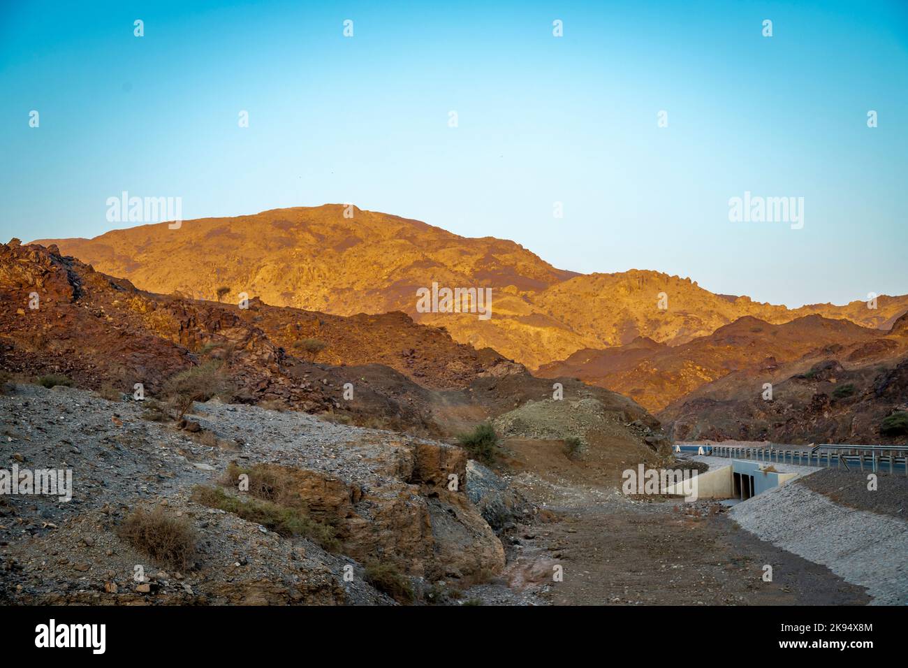 Vue magnifique sur les montagnes et les roches fossiles depuis les Émirats arabes Unis, au lever du soleil tôt le matin Banque D'Images