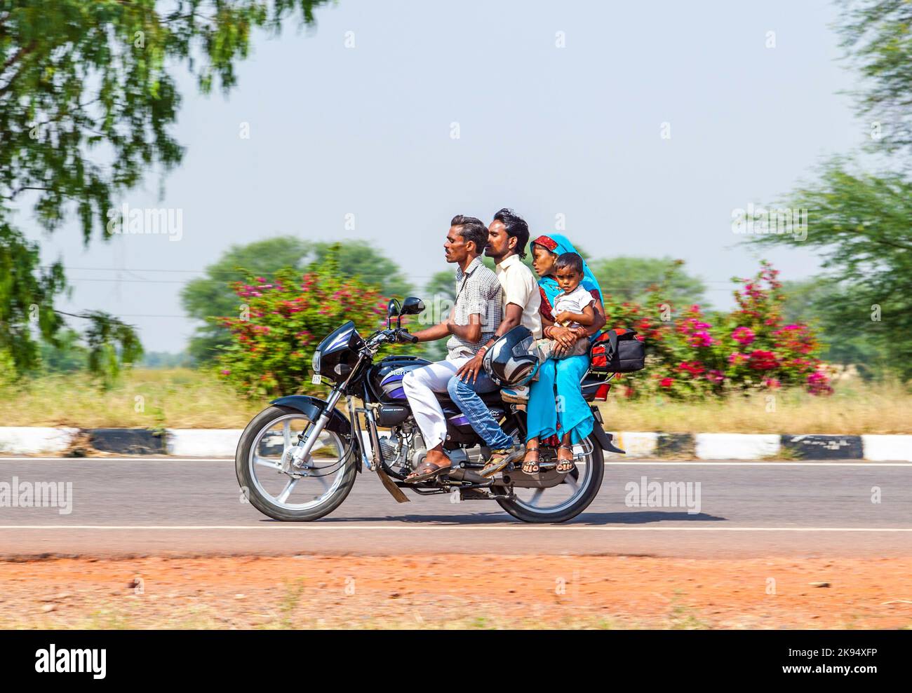 RAJASTHAN - INDE - OCTOBRE 18: Mère, père et petit enfant à cheval sur l'autoroute de 18 octobre 2012 à Rajasthan, Inde. Jusqu'à six membres de la famille Banque D'Images