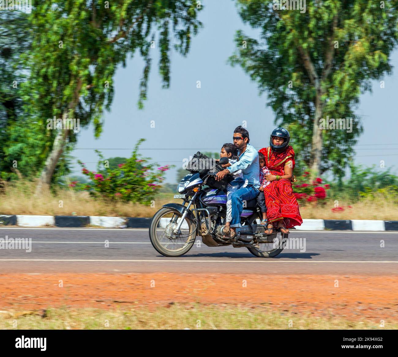 RAJASTHAN - INDE - OCTOBRE 18: Mère, père et petit enfant sur le scooter à travers la route animée sur 28 octobre 2012 dans Rajasthan, Inde. Banque D'Images