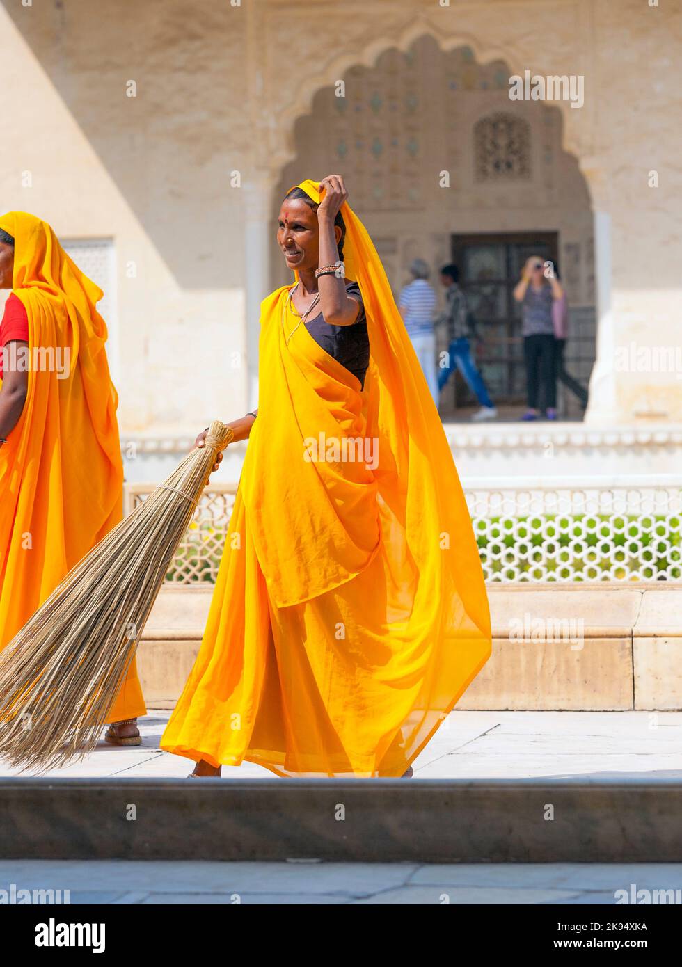 AMER, INDE - 19 NOVEMBRE : une femme de la classe des fourts de couleur vive sari nettoie le palais de l'Ambre sur 19 novembre, 2012 à Amer, Inde. Ils gagnent 300 IRP f Banque D'Images