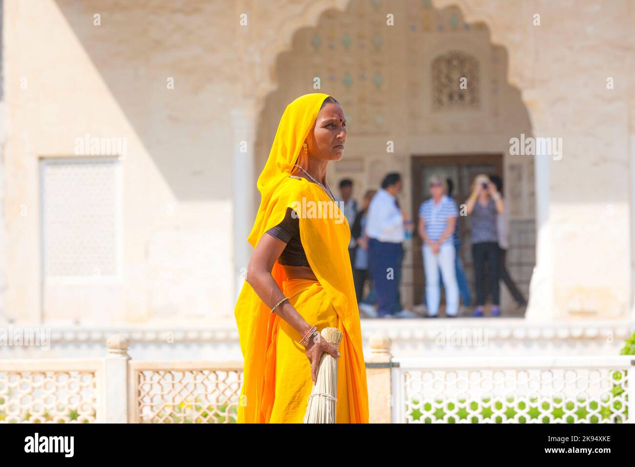 AMER, INDE - 19 NOVEMBRE : une femme de la classe des fourts de couleur vive sari nettoie le palais de l'Ambre sur 19 novembre, 2012 à Amer, Inde. Ils gagnent 300 IRP f Banque D'Images