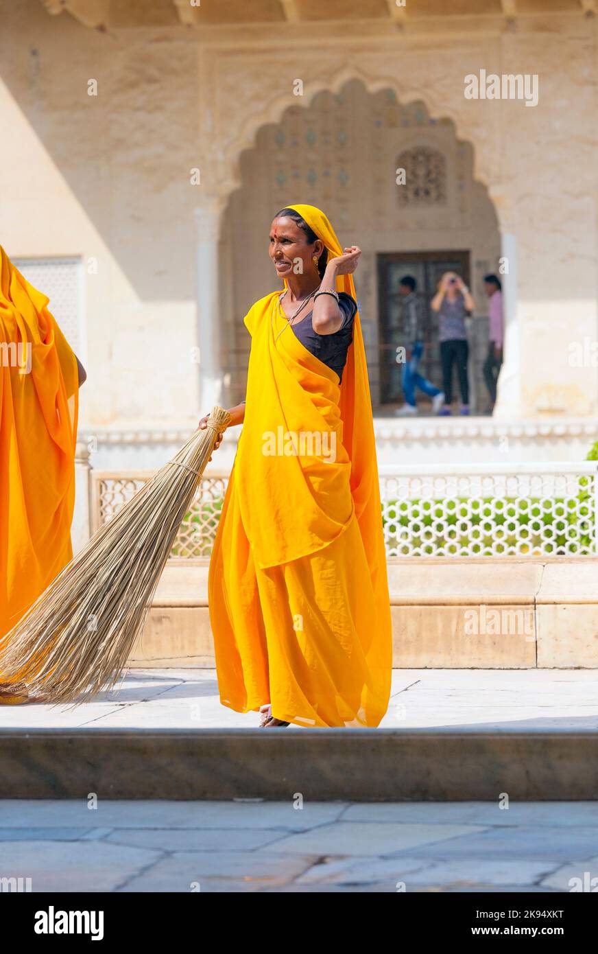 AMER, INDE - 19 NOVEMBRE : une femme de la classe des fourts de couleur vive sari nettoie le palais de l'Ambre sur 19 novembre, 2012 à Amer, Inde. Ils gagnent 300 IRP f Banque D'Images