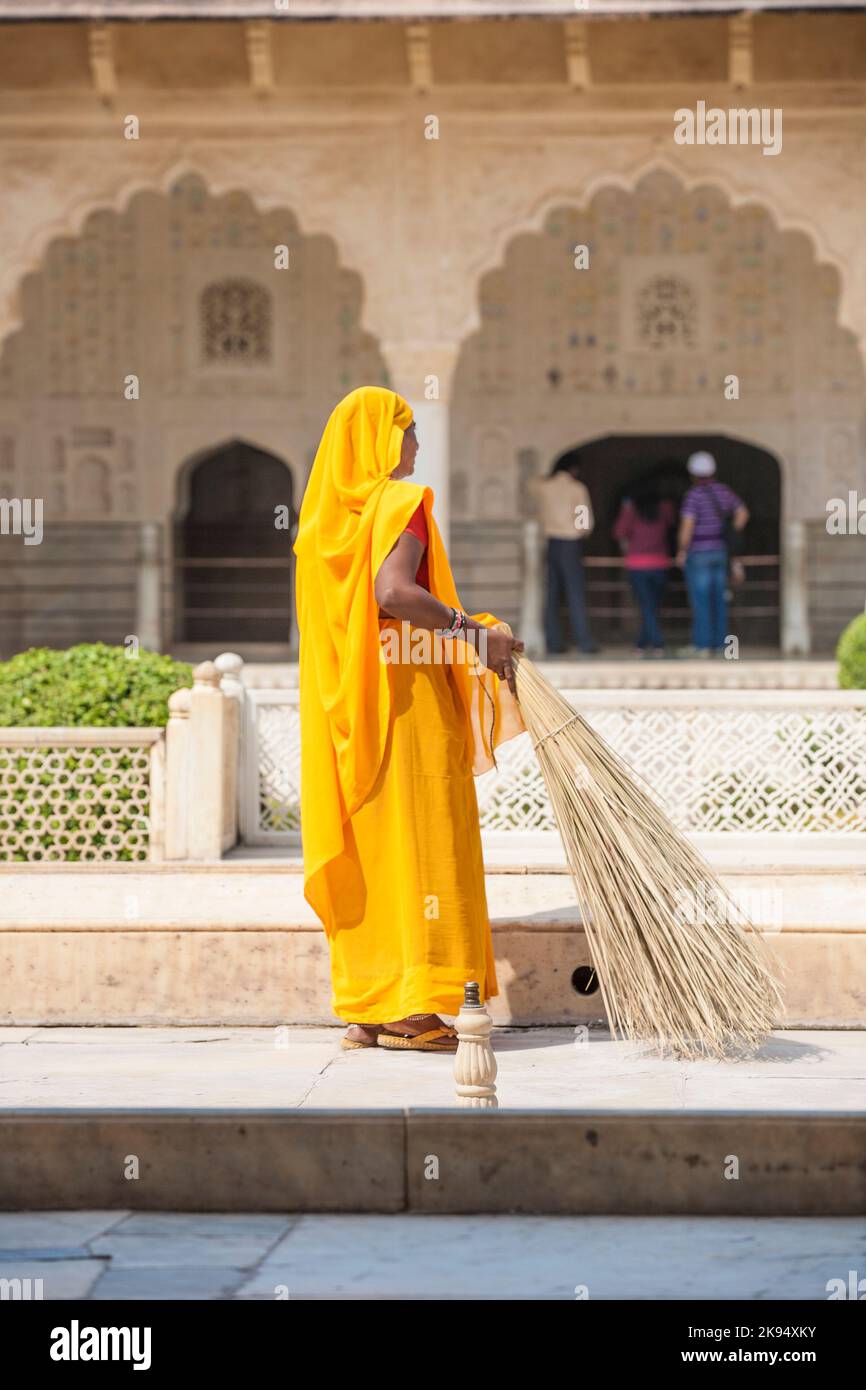 AMER, INDE - 19 NOVEMBRE : une femme de classe fourt en vêtements de couleurs vives nettoie le palais Amber à Amer sur 19 novembre, 2012 à Amber, Inde. Ils Banque D'Images