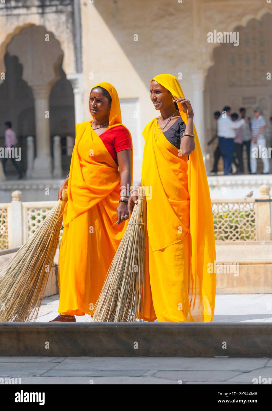 AMER, INDE - 19 NOVEMBRE : une femme de la classe des fourts de couleur vive sari nettoie le palais de l'Ambre sur 19 novembre, 2012 à Amer, Inde. Ils gagnent 300 IRP f Banque D'Images