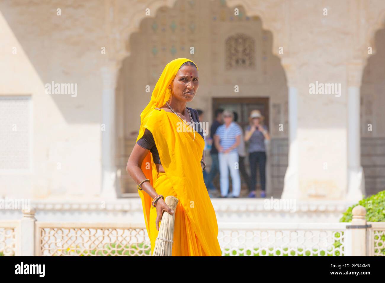 AMER, INDE - 19 NOVEMBRE : une femme de la classe des fourts de couleur vive sari nettoie le palais de l'Ambre sur 19 novembre, 2012 à Amer, Inde. Ils gagnent 300 IRP f Banque D'Images