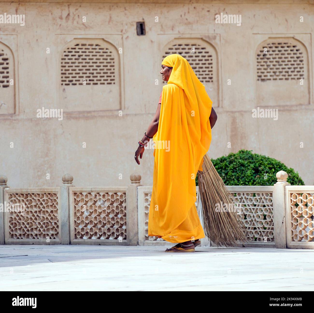 AMER, INDE - 19 NOVEMBRE : une femme de classe fourt en vêtements de couleurs vives nettoie le palais Amber à Amer sur 19 novembre, 2012 à Amber, Inde. Ils Banque D'Images