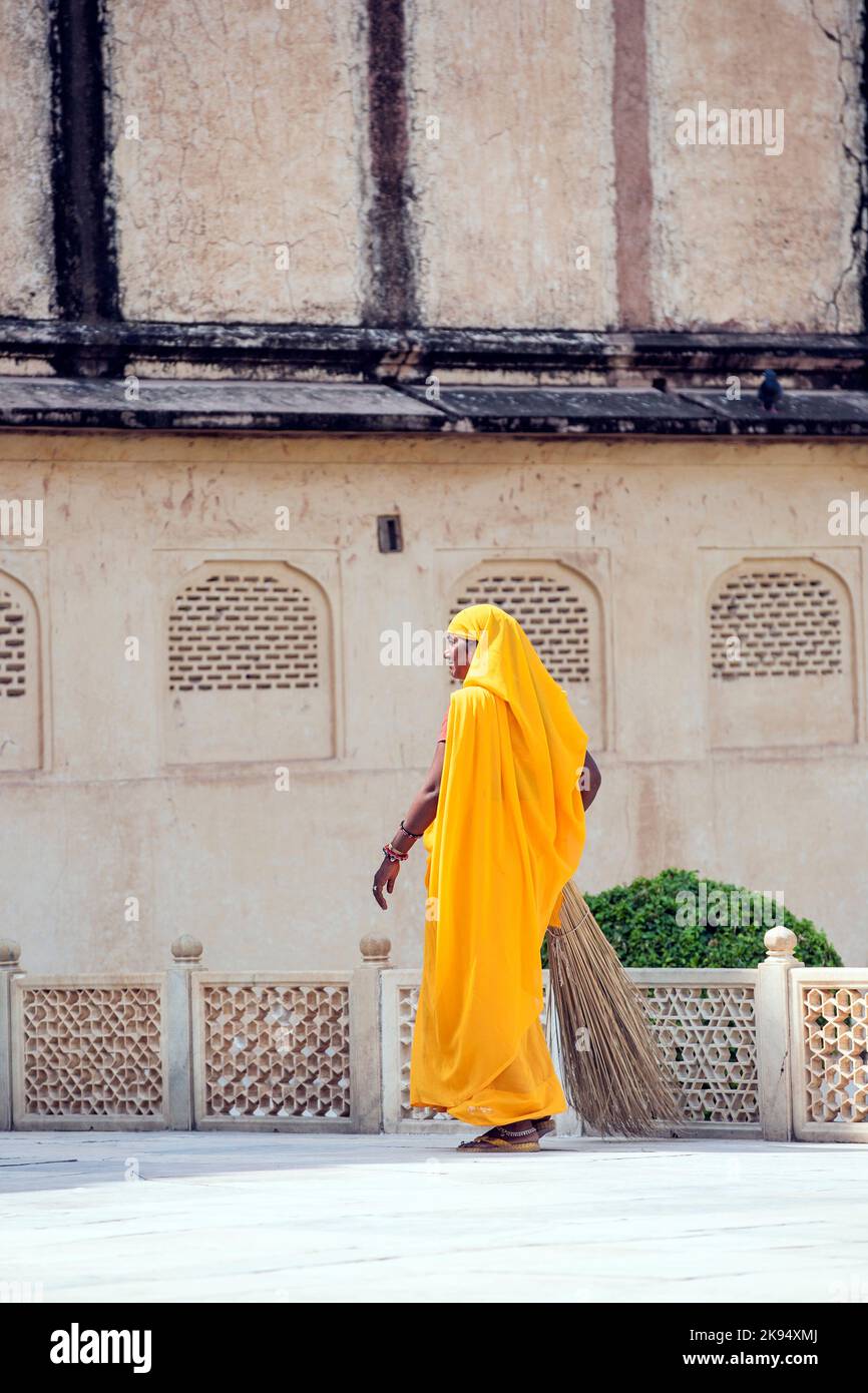 AMER, INDE - 19 NOVEMBRE : une femme de classe fourt en vêtements de couleurs vives nettoie le palais Amber à Amer sur 19 novembre, 2012 à Amber, Inde. Ils Banque D'Images