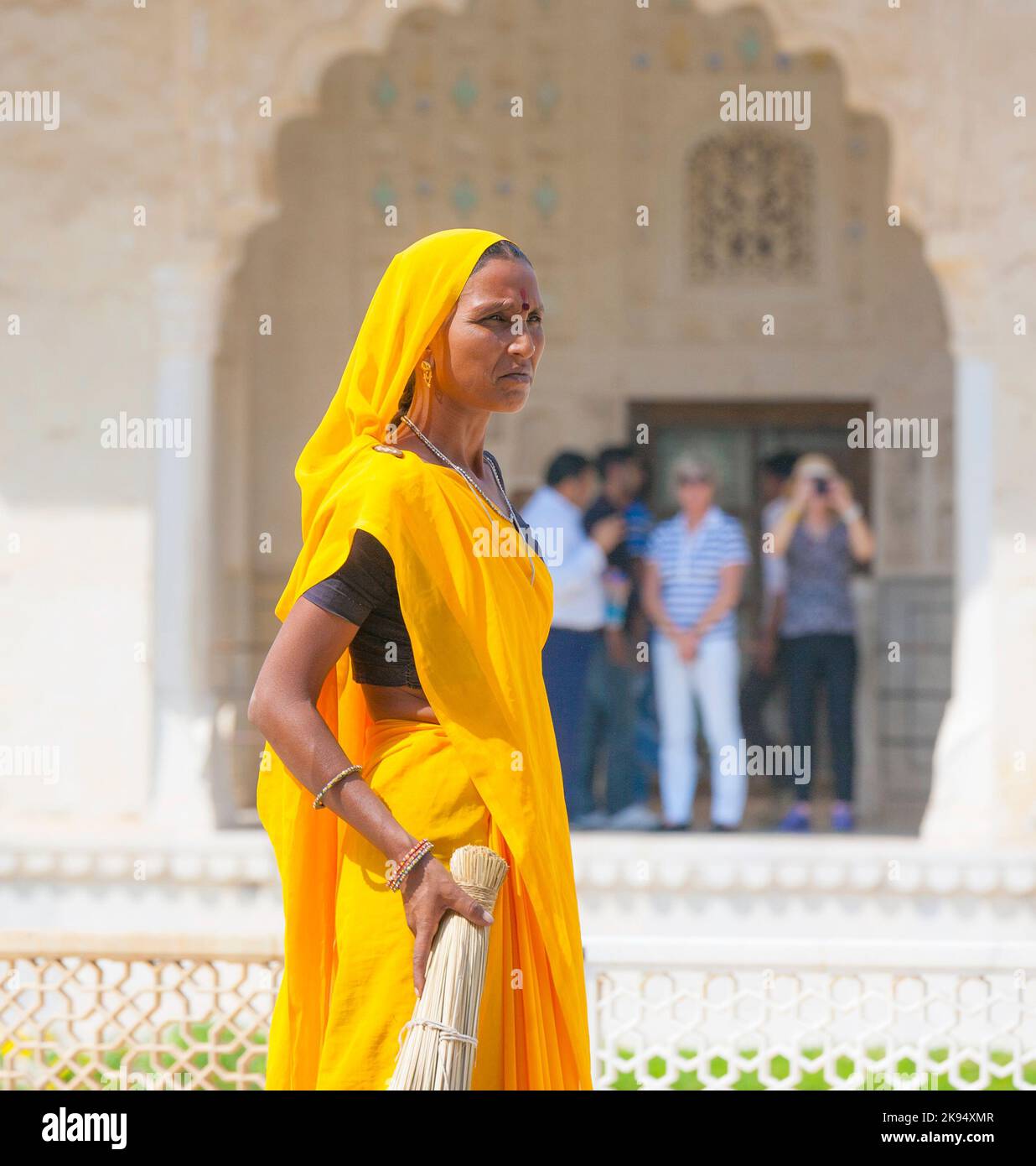 AMER, INDE - 19 NOVEMBRE : une femme de la classe des fourts de couleur vive sari nettoie le palais de l'Ambre sur 19 novembre, 2012 à Amer, Inde. Ils gagnent 300 IRP f Banque D'Images