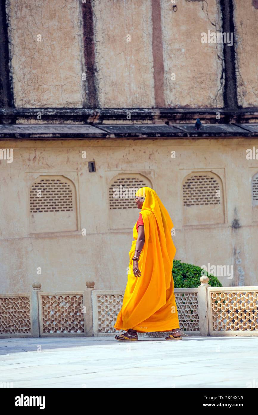 AMER, INDE - 19 NOVEMBRE : une femme de classe fourt en vêtements de couleurs vives nettoie le palais Amber à Amer sur 19 novembre, 2012 à Amber, Inde. Ils Banque D'Images