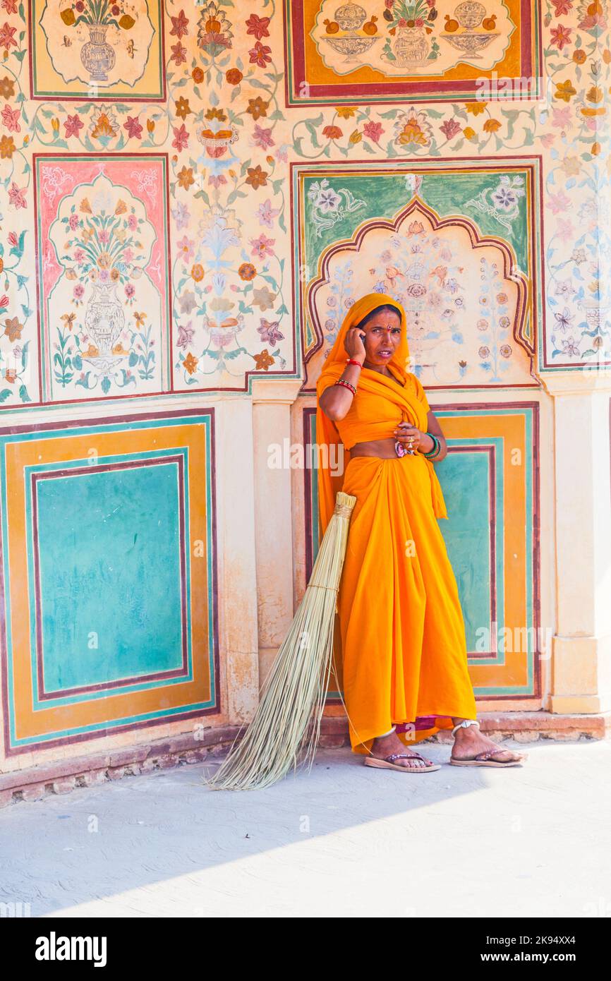 AMER, INDE - 19 NOVEMBRE : une femme de la classe des fourts de couleur vive sari nettoie le palais de l'Ambre sur 19 novembre, 2012 à Amer, Inde. Ils gagnent 300 IRP f Banque D'Images