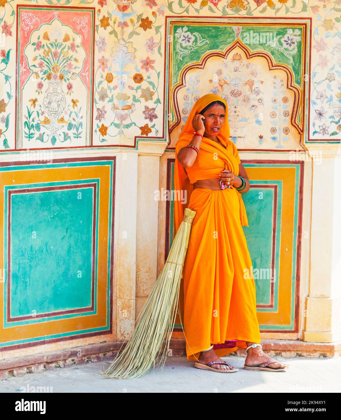 AMER, INDE - 19 NOVEMBRE : une femme de la classe des fourts de couleur vive sari nettoie le palais de l'Ambre sur 19 novembre, 2012 à Amer, Inde. Ils gagnent 300 IRP f Banque D'Images
