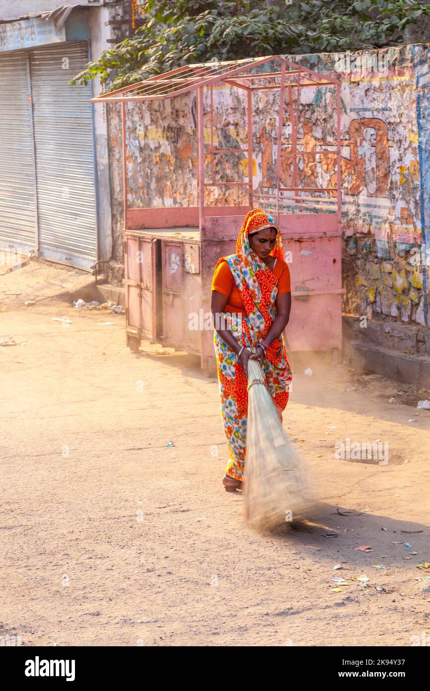 JAIPUR, INDE - 20 NOVEMBRE: Femme de la classe fourt dans des vêtements de couleurs vives nettoie la rue sur 20 novembre, 2012 à Jaipur, Inde. Ils gagnent 300 i Banque D'Images