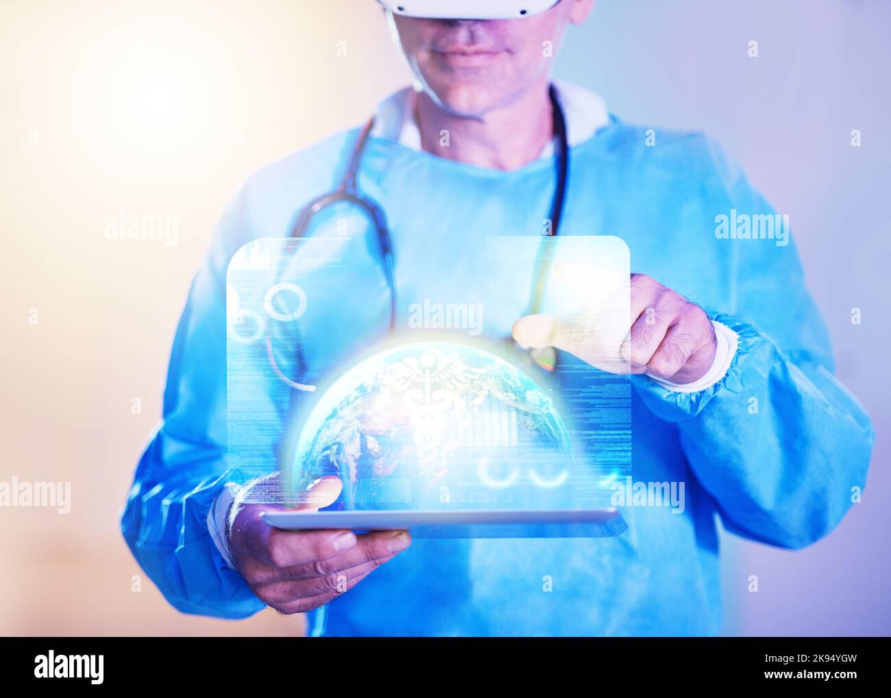 VR, médecin et tablette, vision globale des soins de santé, recherche technologique et innovation futuriste en métaverse, science des données médicales mondiales et hologramme Banque D'Images