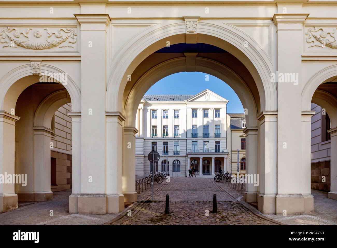 Arcade du passage supérieur entre les bâtiments historiques de la Chancellerie d'État et le Ministère de l'énergie, de l'infrastructure et de la numérisation Banque D'Images